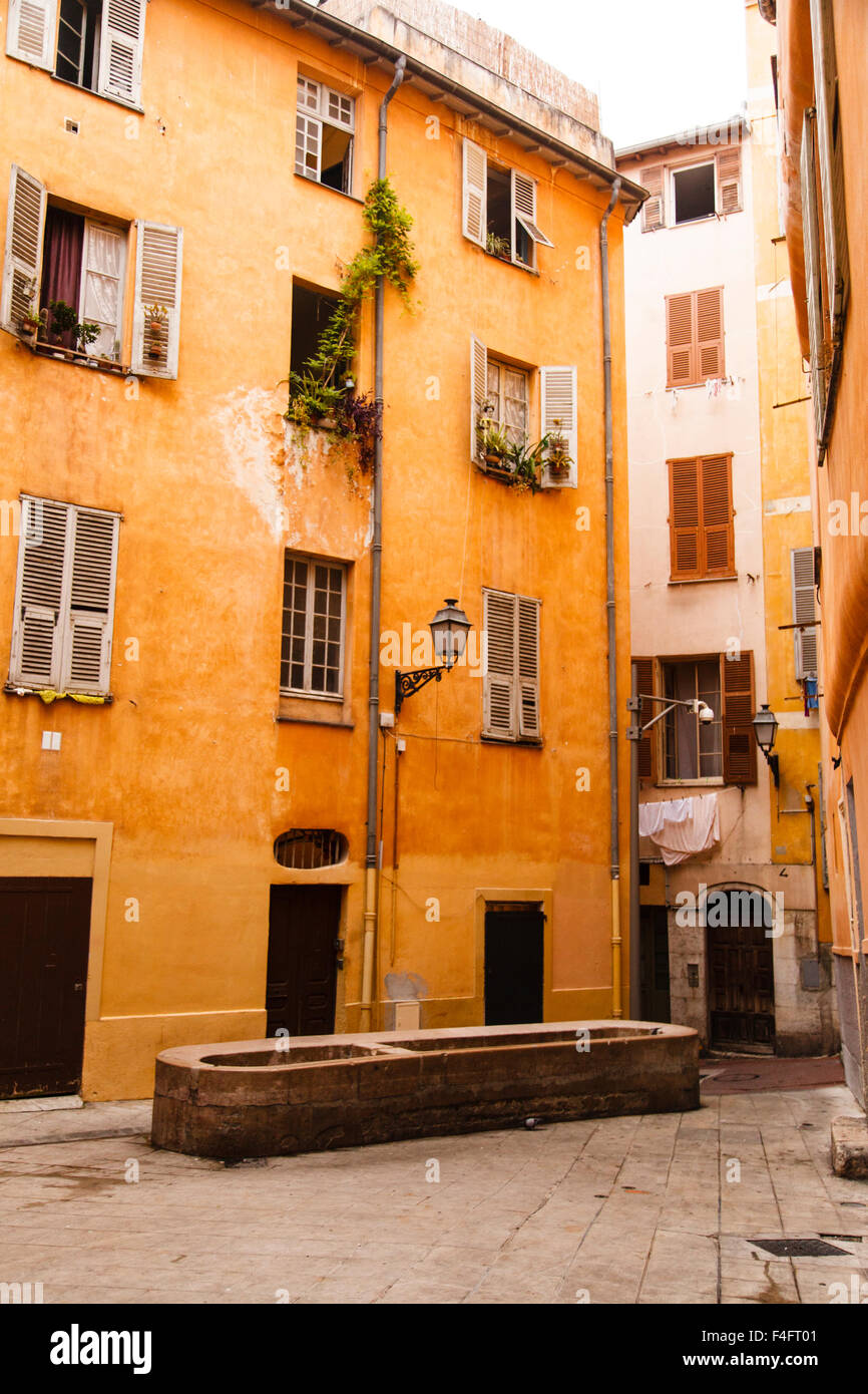 Gemeinsame Bad in einer mittelalterlichen Straße in der Altstadt, dem Vieille Ville, von Nizza in Südfrankreich Stockfoto