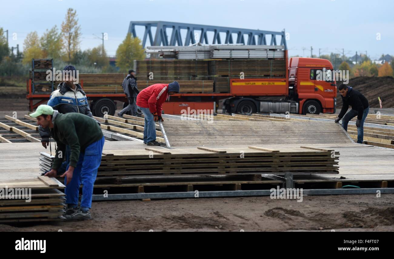 Arbeiter einrichten winterfeste Zelte auf dem Gelände der ehemaligen Flughafen Leipzig, Deutschland, 17. Oktober 2015. Das erste große Zelt wird bis 18. Oktober, drei weitere sollen folgen, eine Erhöhung der gesamten Gehäuse Kapazität des Tierheims auf 800 errichtet werden. Foto: HENDRIK SCHMIDT/dpa Stockfoto