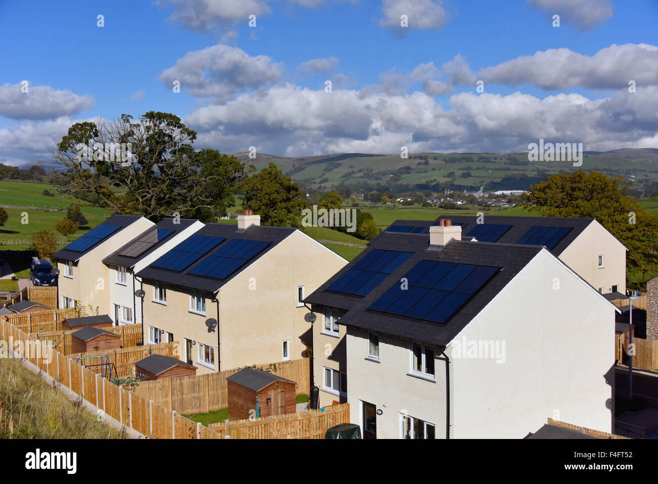 Neue kostengünstige Wohnungsbau mit Sonnenkollektoren auf dem Dach. Tanne Baum steigen, Kendal, Cumbria, England, Vereinigtes Königreich, Europa. Stockfoto