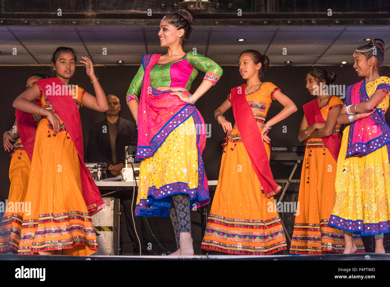 Wolverhampton, UK. 17. Oktober 2015. Junge Tänzerinnen auf der Bühne während Diwali Festival of Lights eine alten Hindu-Festival feierte im Herbst dies im Phoenix Park Wolverhampton West Midlands UK Credit fand: David Holbrook/Alamy Live News Stockfoto