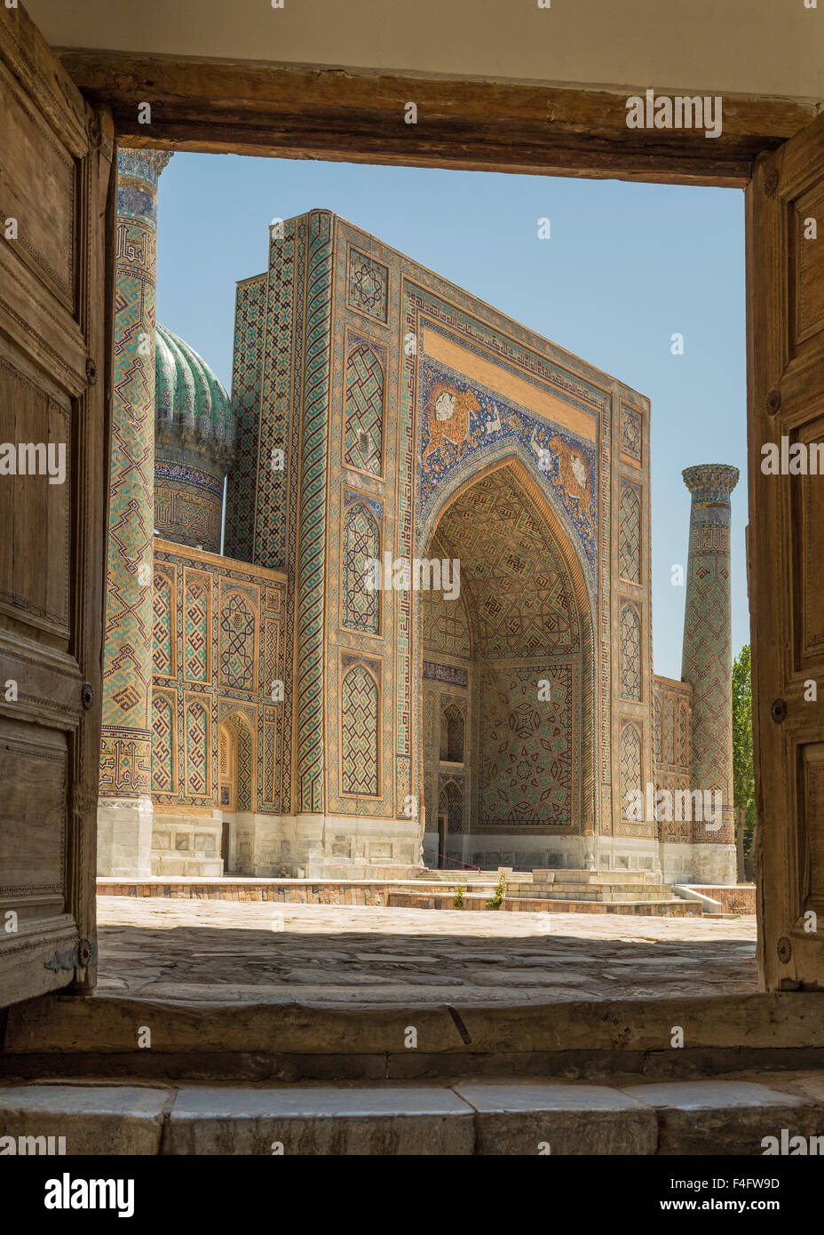 Löwe-Weg im Portal von Tilla-Kari-Weg im alten Seidenstraße Stadt Samarkand, Usbekistan umrahmt. Stockfoto