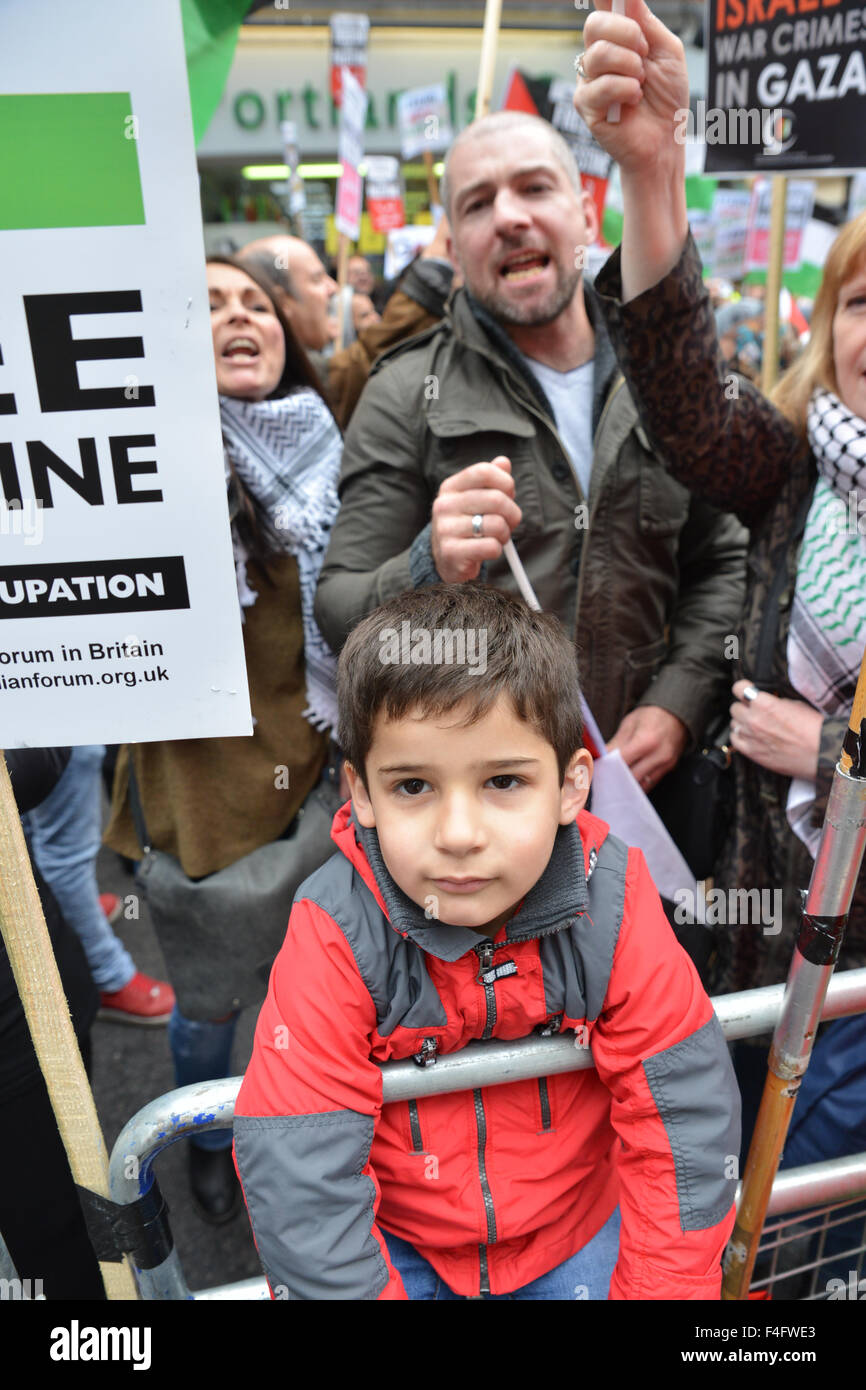 High Street Kensington, London, UK. 17. Oktober 2015. Palästinenser zu inszenieren einen Protest außerhalb der israelischen Botschaft, London © Matthew Ch Stockfoto