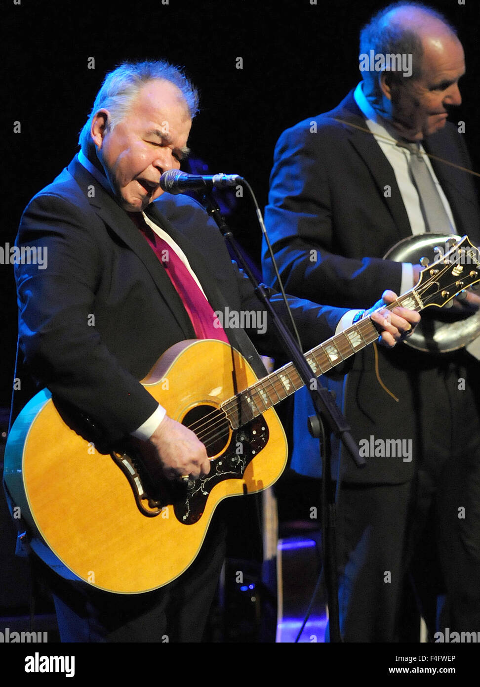 Melbourne, Florida, USA. 16. Oktober 2015. Amerikanischer Folk-Sänger-Songwriter John Prine führt auf der King-Center für darstellende Künste in Melbourne, Florida am 16. Oktober 2015. (Paul Hennessy/Alamy) Bildnachweis: Paul Hennessy/Alamy Live-Nachrichten Stockfoto