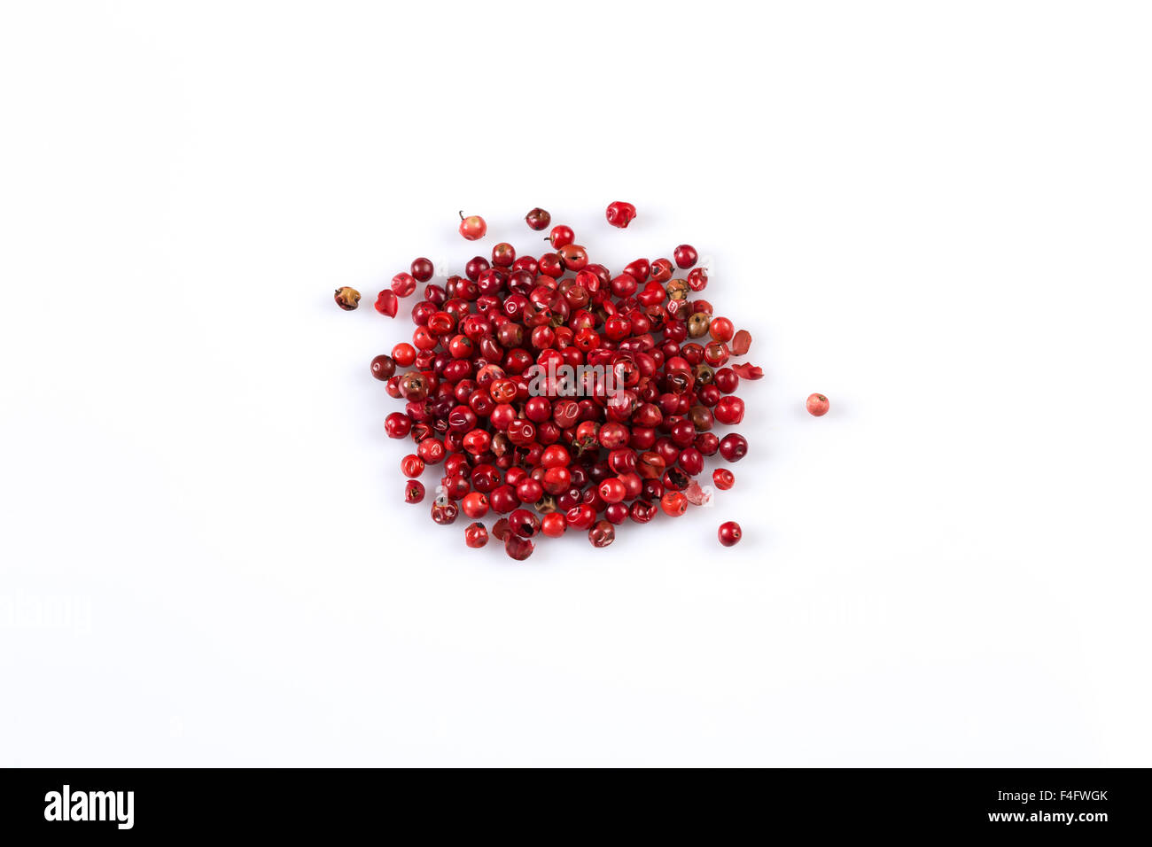 Pfeffer rot Pfefferkörner isoliert auf weißem Hintergrund Stockfoto