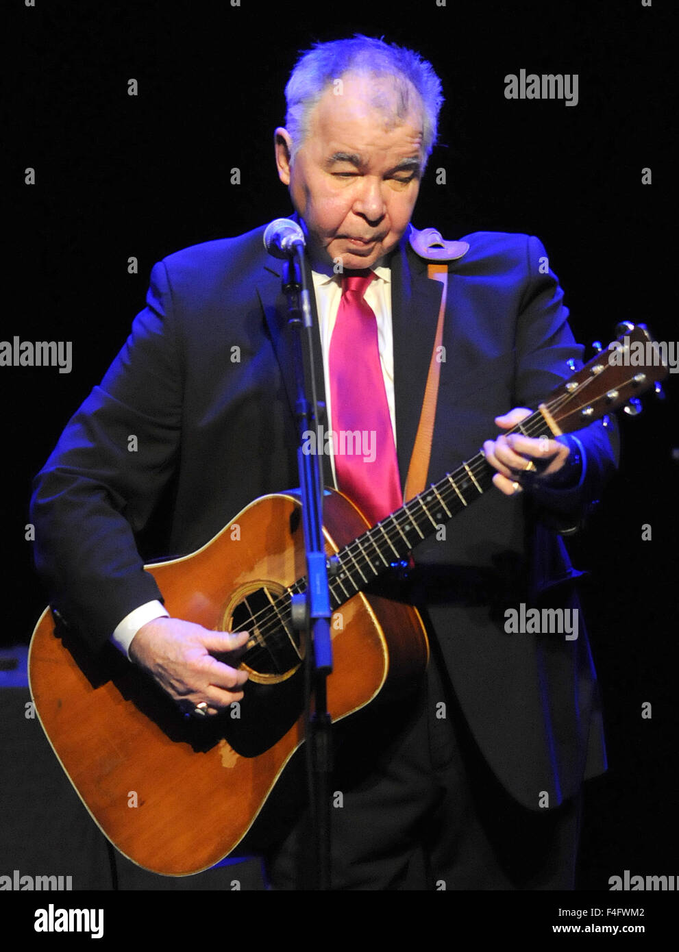 Melbourne, Florida, USA. 16. Oktober 2015. Amerikanischer Folk-Sänger-Songwriter John Prine führt auf der King-Center für darstellende Künste in Melbourne, Florida am 16. Oktober 2015. (Paul Hennessy/Alamy) Bildnachweis: Paul Hennessy/Alamy Live-Nachrichten Stockfoto