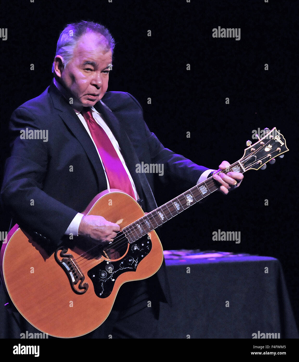 Melbourne, Florida, USA. 16. Oktober 2015. Amerikanischer Folk-Sänger-Songwriter John Prine führt auf der King-Center für darstellende Künste in Melbourne, Florida am 16. Oktober 2015. (Paul Hennessy/Alamy) Bildnachweis: Paul Hennessy/Alamy Live-Nachrichten Stockfoto