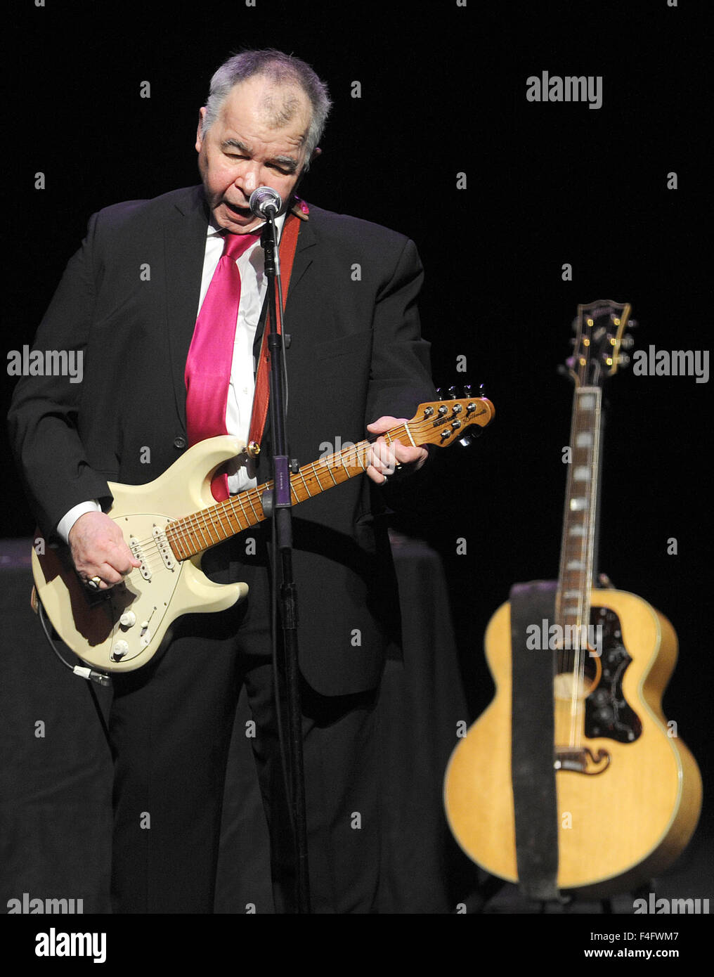 Melbourne, Florida, USA. 16. Oktober 2015. Amerikanischer Folk-Sänger-Songwriter John Prine führt auf der King-Center für darstellende Künste in Melbourne, Florida am 16. Oktober 2015. (Paul Hennessy/Alamy) Bildnachweis: Paul Hennessy/Alamy Live-Nachrichten Stockfoto