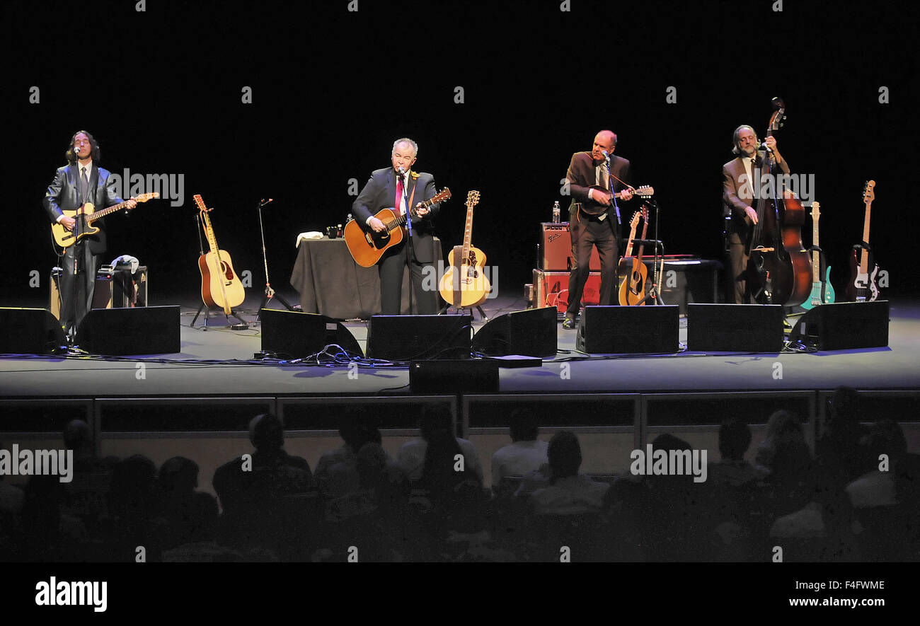 Melbourne, Florida, USA. 16. Oktober 2015. Amerikanischer Folk-Sänger-Songwriter John Prine führt auf der King-Center für darstellende Künste in Melbourne, Florida am 16. Oktober 2015. (Paul Hennessy/Alamy) Bildnachweis: Paul Hennessy/Alamy Live-Nachrichten Stockfoto