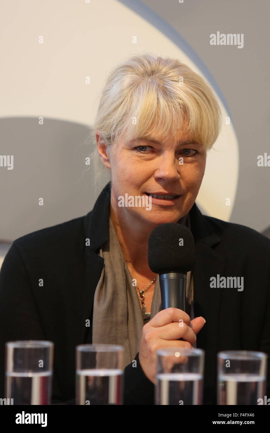 Deutsche Autorin Nele Neuhaus präsentiert ihr neues Buch Deutsche Autorin Nele Neuhaus präsentiert ihr neues Buch