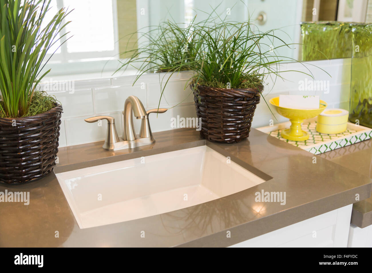 Schöne neue modernes Badezimmer Waschbecken, Wasserhahn, U-Bahn Fliesen und Zähler. Stockfoto