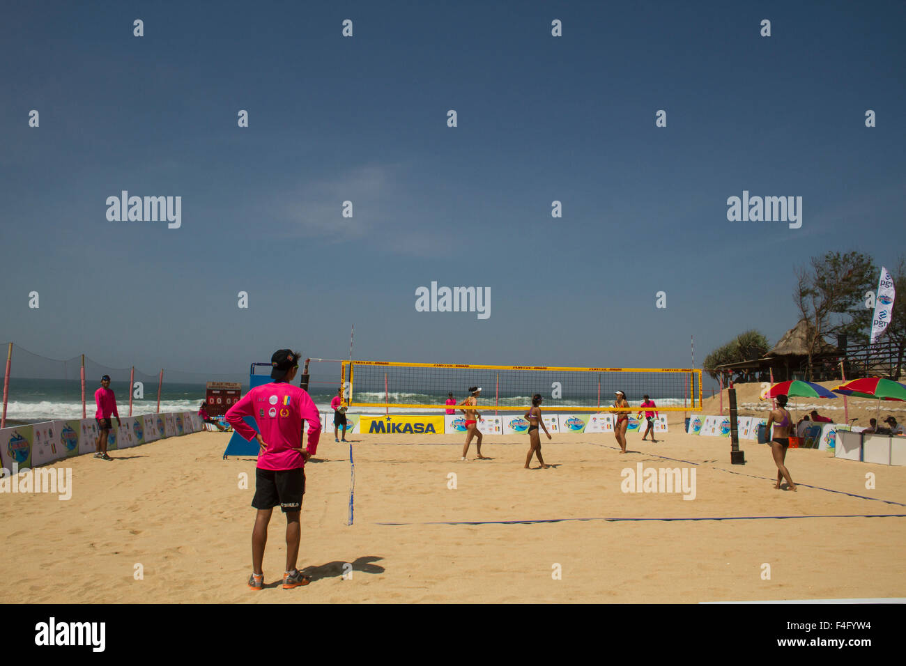 Beach-Volleyball ist Sport, der auf den Strand und Spielplatz Sand gespielt wird Stockfoto