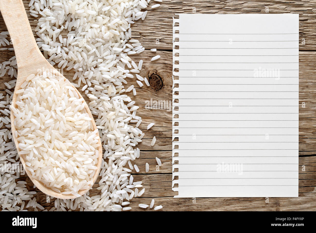 Papier für Rezept auf hölzernen Hintergrund und weißer Reis Stockfoto