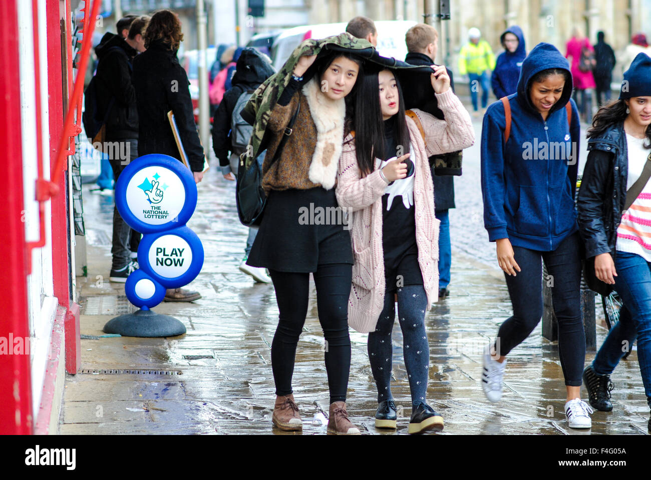 Touristen im Regen Stockfoto