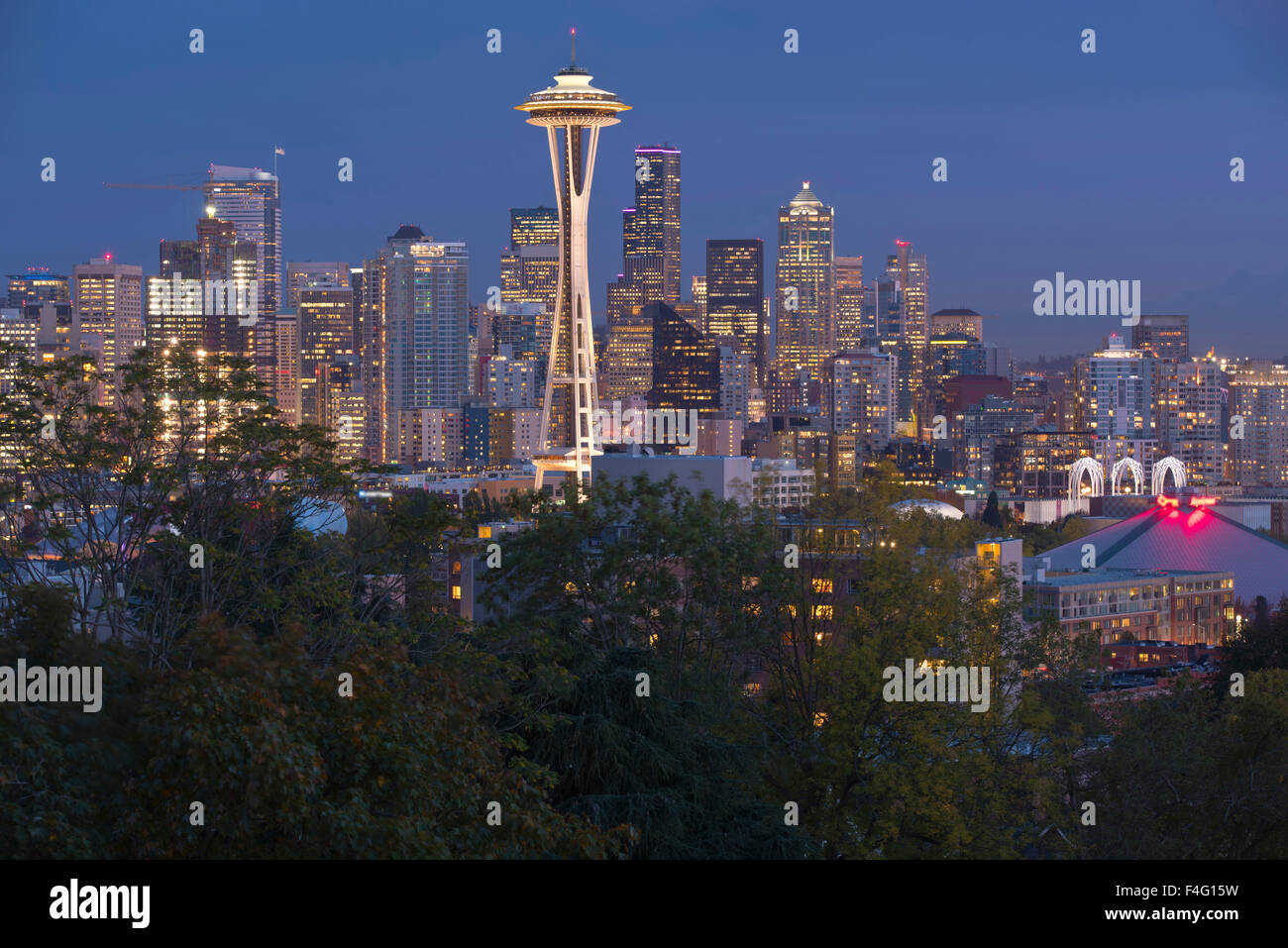Skyline von Seattle und bauten eine blaue Stunde anzeigen, US-Bundesstaat Washington. Stockfoto