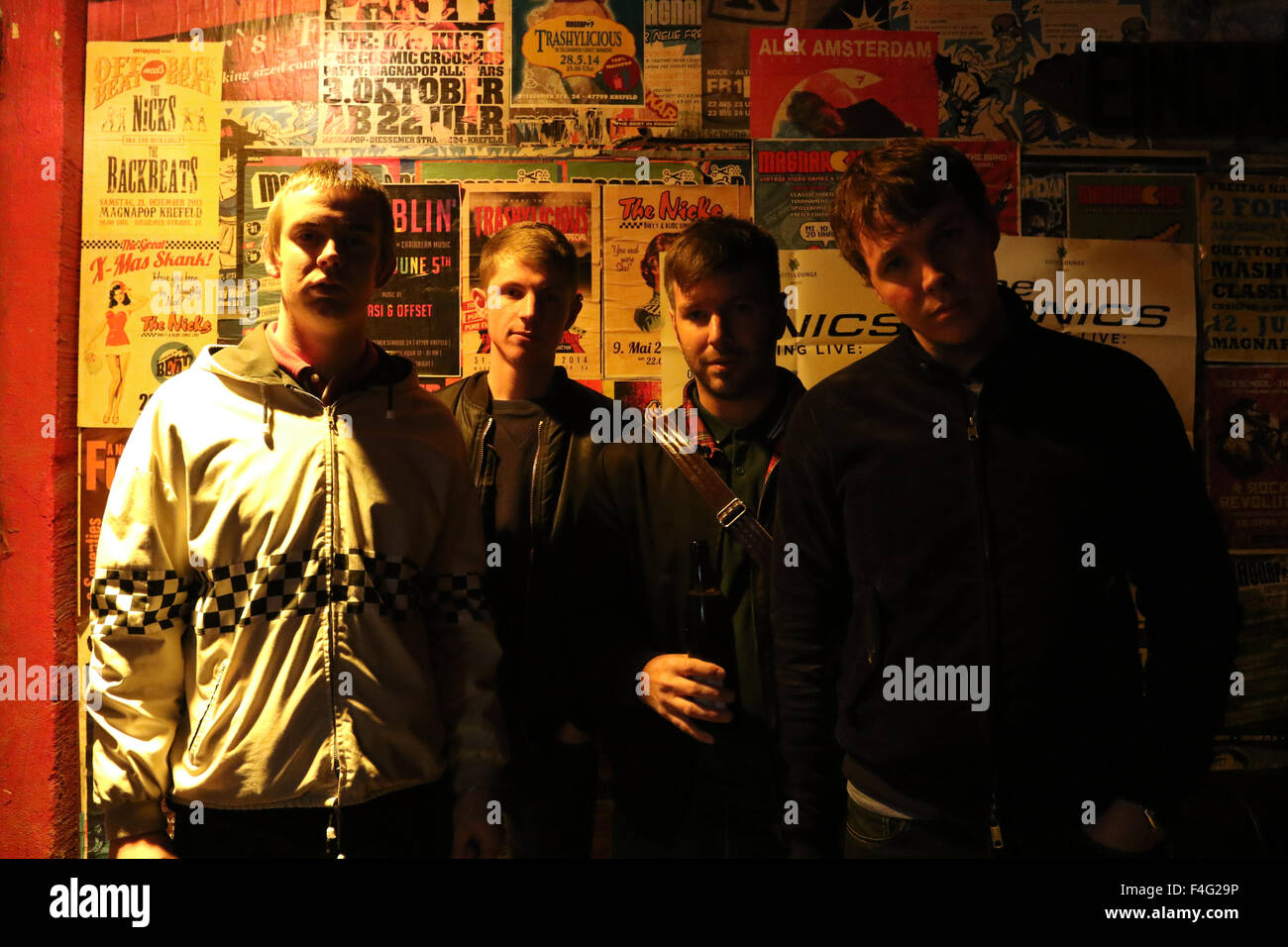 Krefeld, Deutschland. 17. Oktober 2015. Der Kritik gefeierten, Phasenleistungen The Spitfires zuerst jemals in Deutschland. Am frühen Abend Soundcheck Magnapop, Krefeld, Nordrhein-Westfalen. Billy Sullivan, Matt Johnson, Chris Chanell, Sam Long. Bildnachweis: Ashley Greb/Alamy Live-Nachrichten Stockfoto Krefeld, Deutschland. 17. Oktober 2015. Der Kritik gefeierten, Phasenleistungen The Spitfires zuerst jemals in Deutschland. Am frühen Abend Soundcheck Magnapop, Krefeld, Nordrhein-Westfalen. Billy Sullivan, Matt Johnson, Chris Chanell, Sam Long. Bildnachweis: Ashley Greb/Alamy Live-Nachrichten Stockfoto