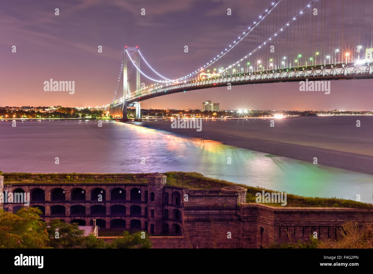 Verrazano Bridge und Fort Wadsworth in Staten Island in Brooklyn, New York in der Nacht führt. Stockfoto