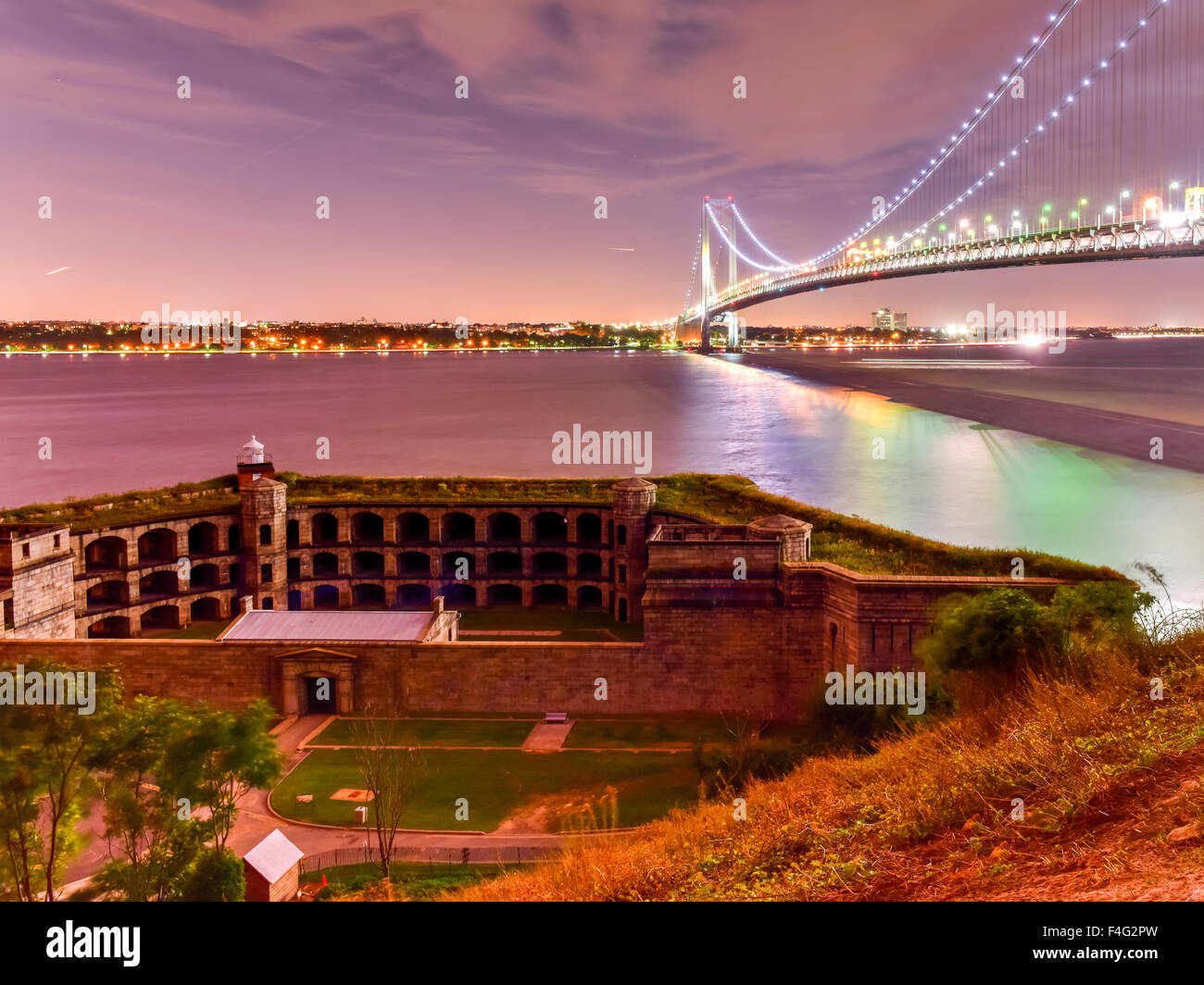 Verrazano Bridge und Fort Wadsworth in Staten Island in Brooklyn, New York in der Nacht führt. Stockfoto