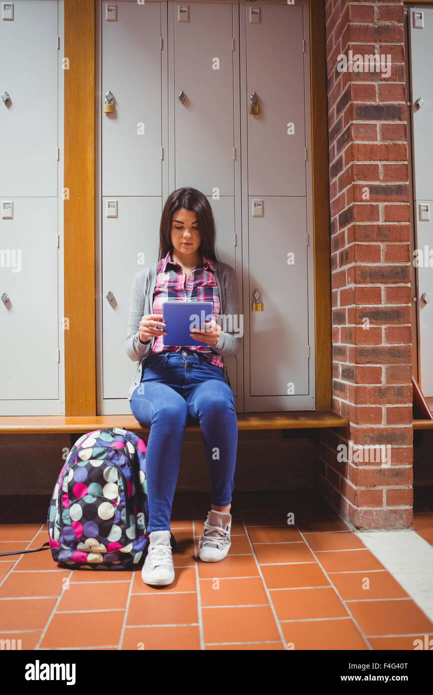 Junge hübsche Studentin mit tablet Stockfoto