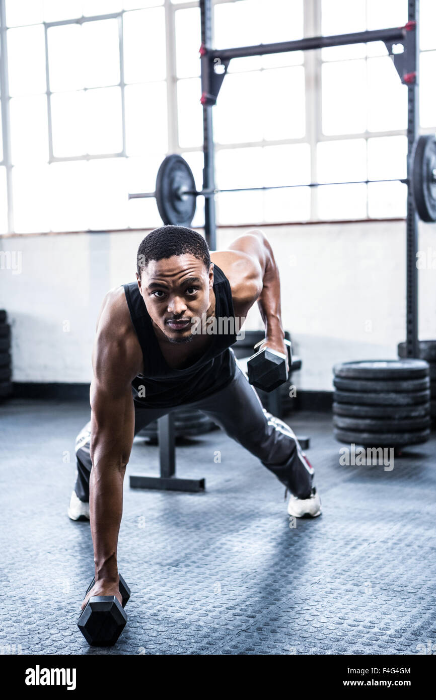Fit mit Hanteln trainieren Mann Stockfoto