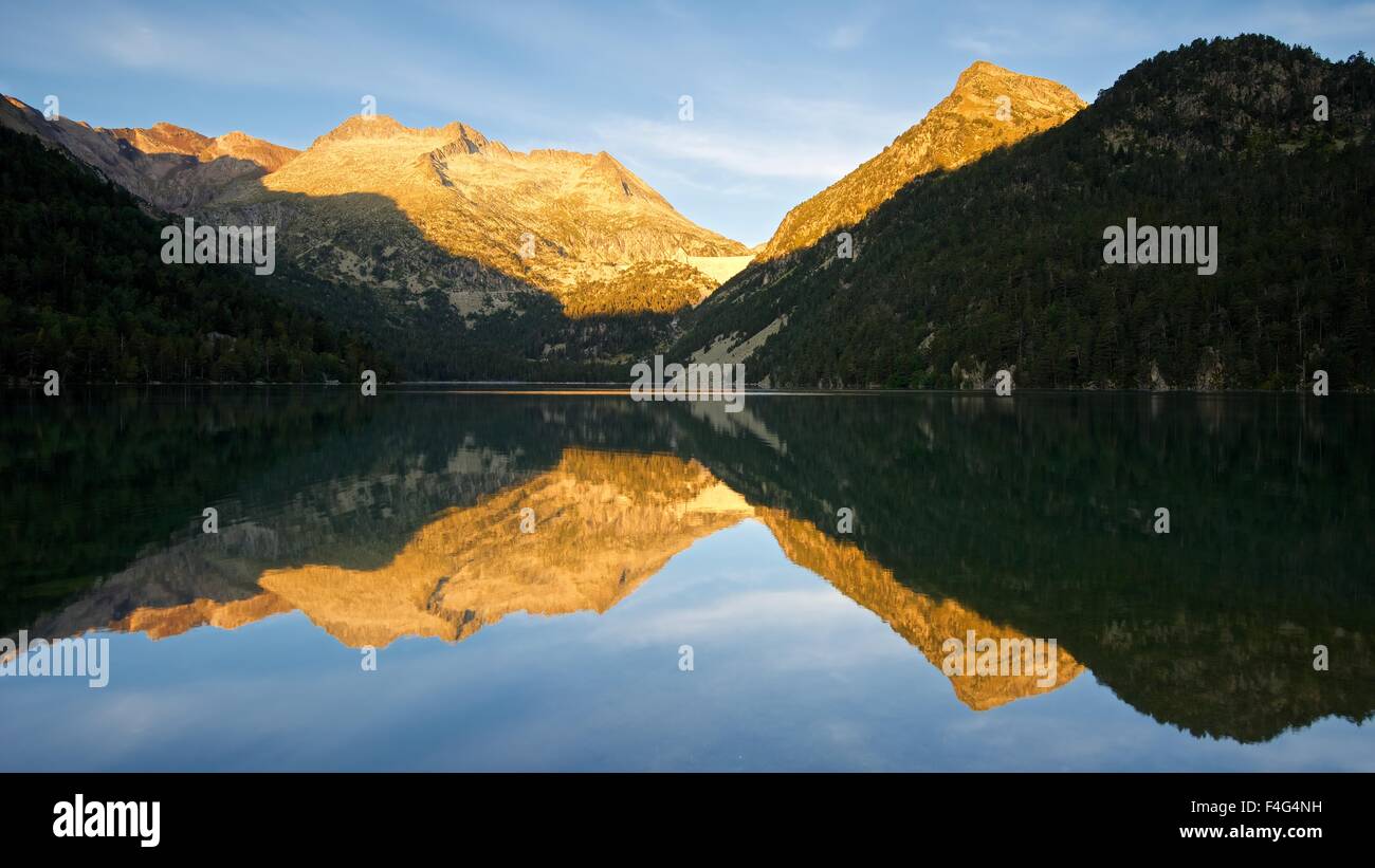 Das erste Licht des Tages wird von der aufgehenden Sonne auf den Gipfeln der Lac d'oredon gegossen. Stockfoto