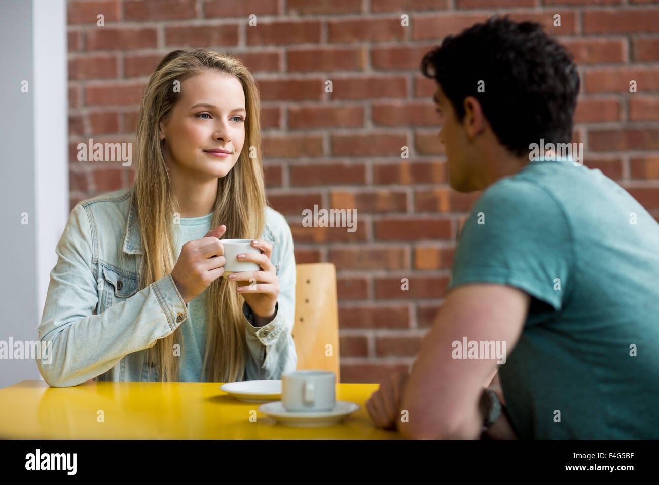 Studenten, die im Chat im café Stockfoto