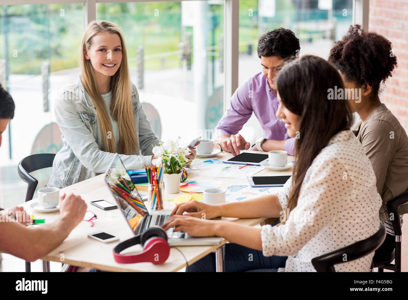 Schüler arbeiten auf Dienstreise mit Gruppe Stockfoto