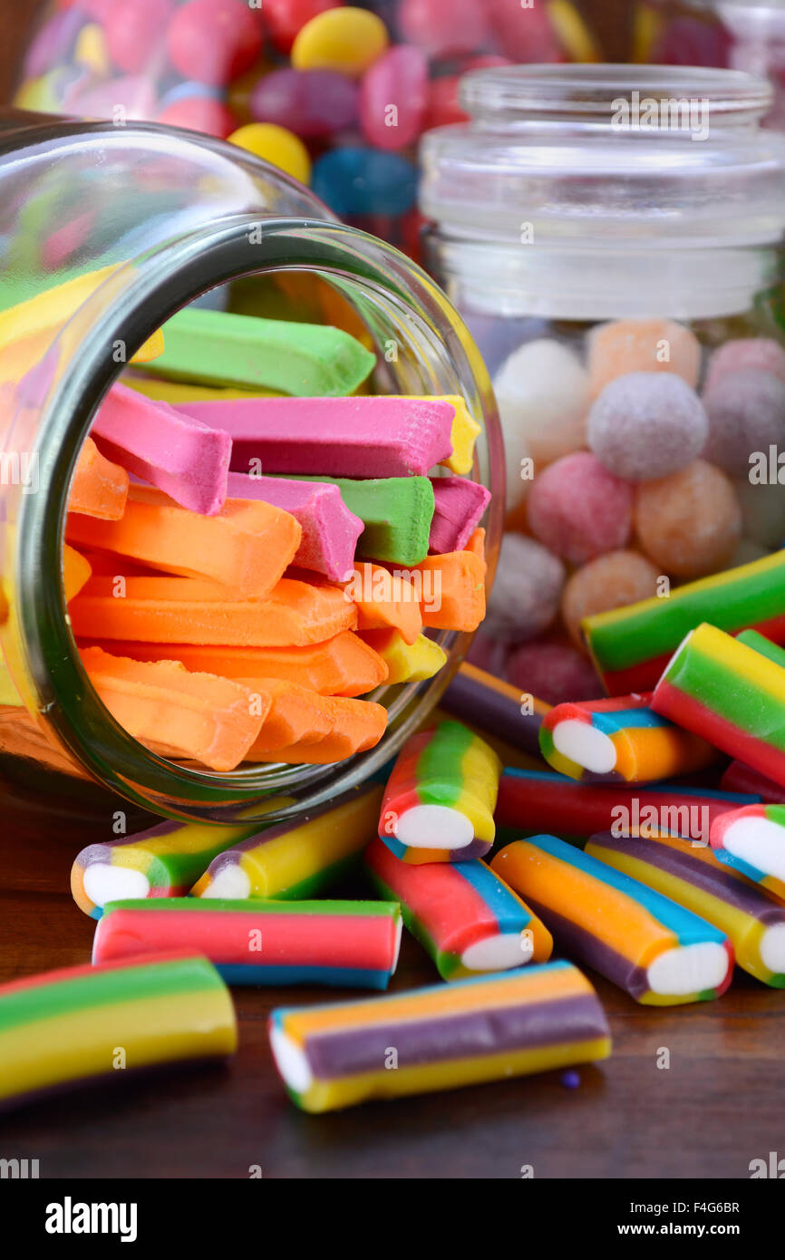 Happy Halloween-Süßigkeiten in Gläsern Apotheker auf dunklen Holztisch. Stockfoto