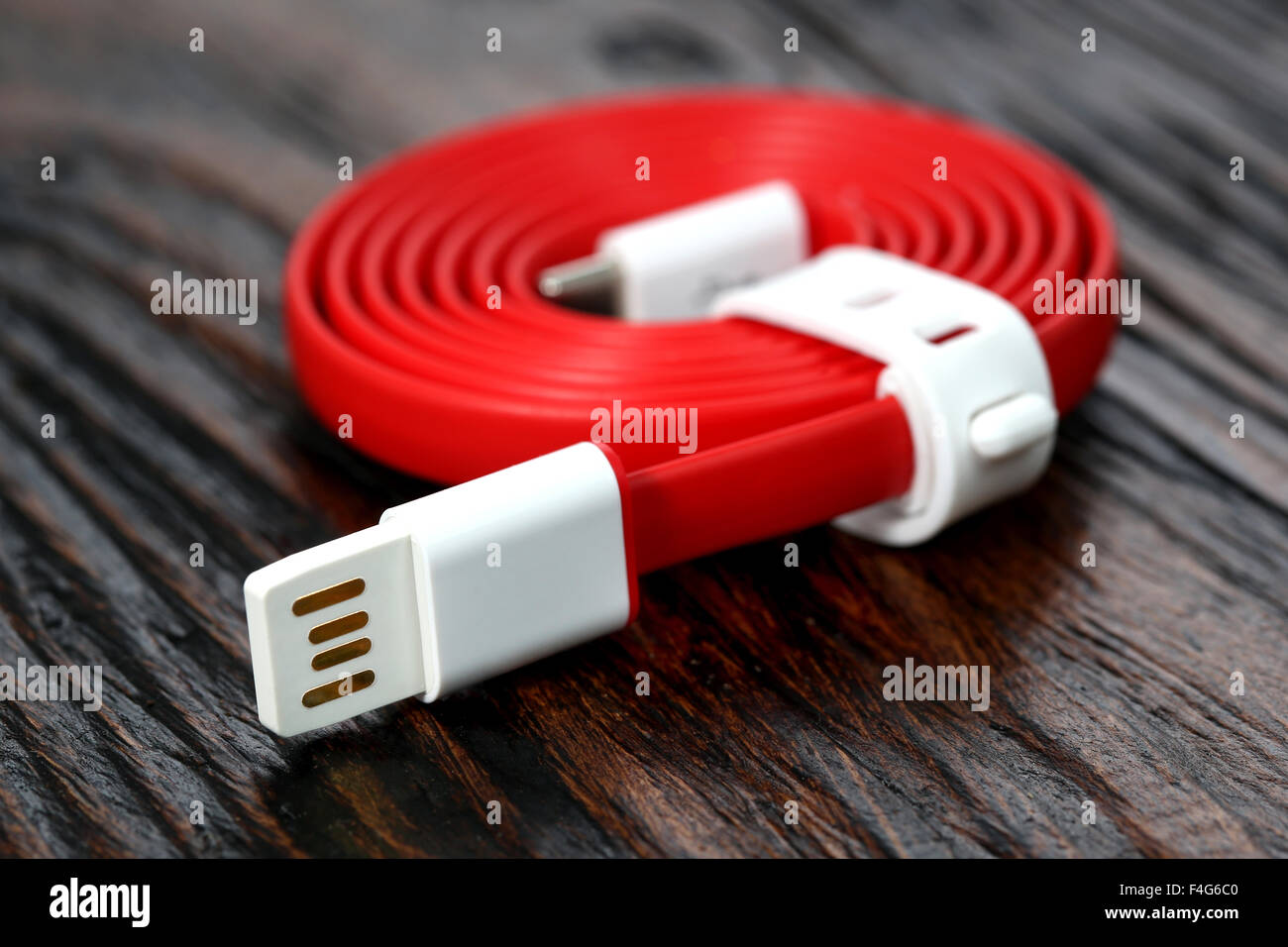 Rot USB-Kabel auf Holztisch Stockfoto