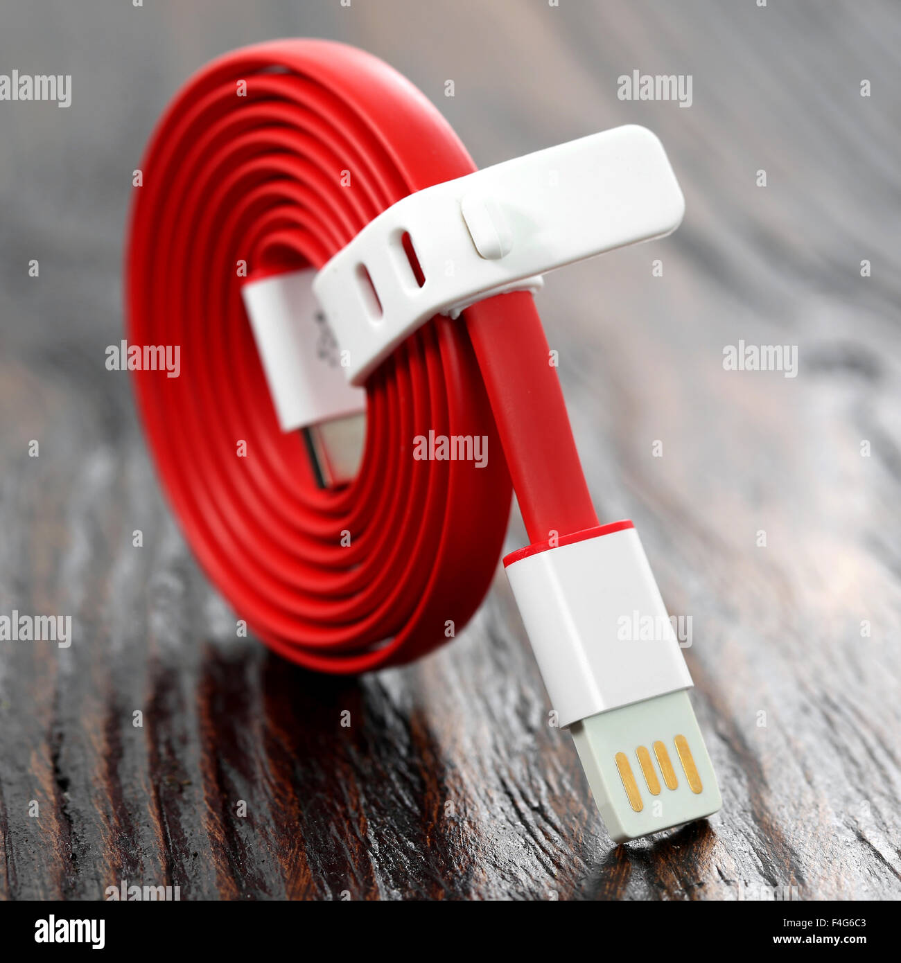Rot USB-Kabel auf Holztisch Stockfoto