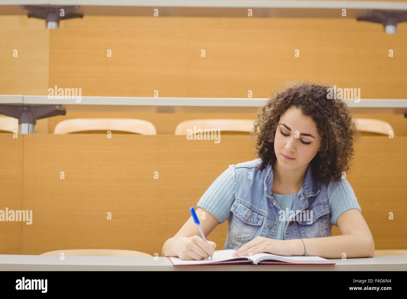 Glückliche Schüler im Hörsaal Stockfoto