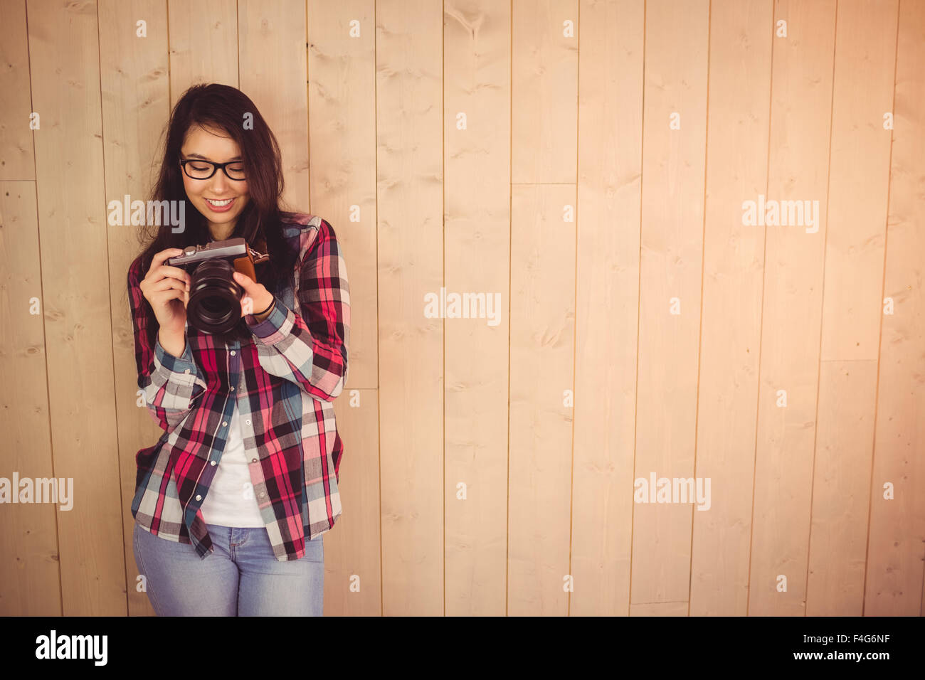 Wunderschöne lächelnde Hipster-Blick auf ihre Kamera Stockfoto