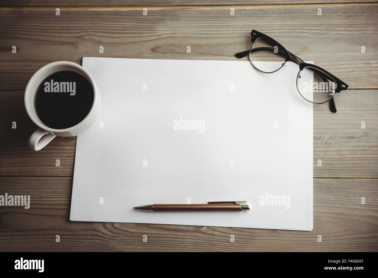 Vogelperspektive Blick auf Kaffee und Dokument mit Brille Stockfoto
