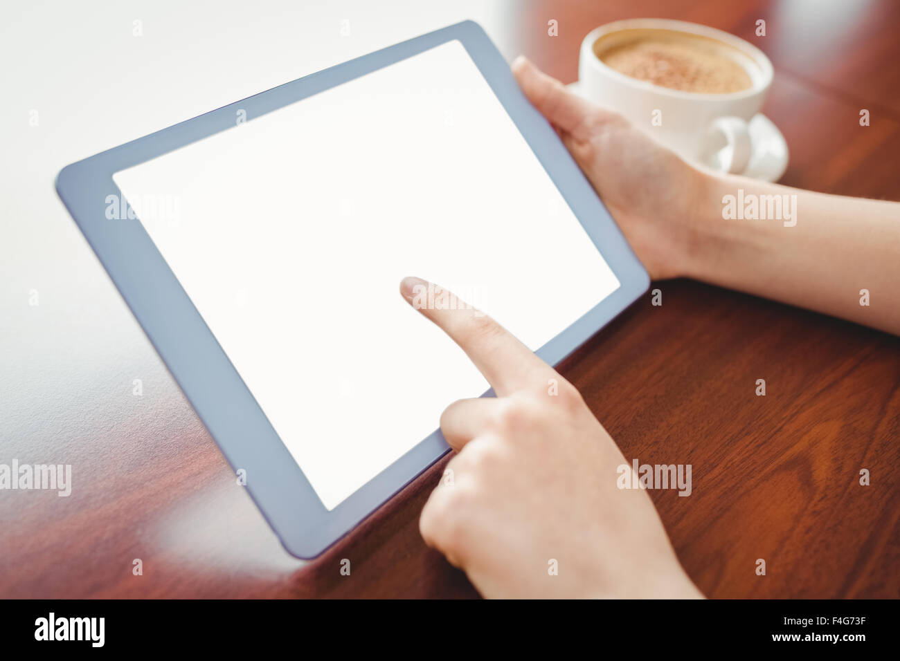 Hübsche Studentin mit ihrem Tablet im café Stockfoto