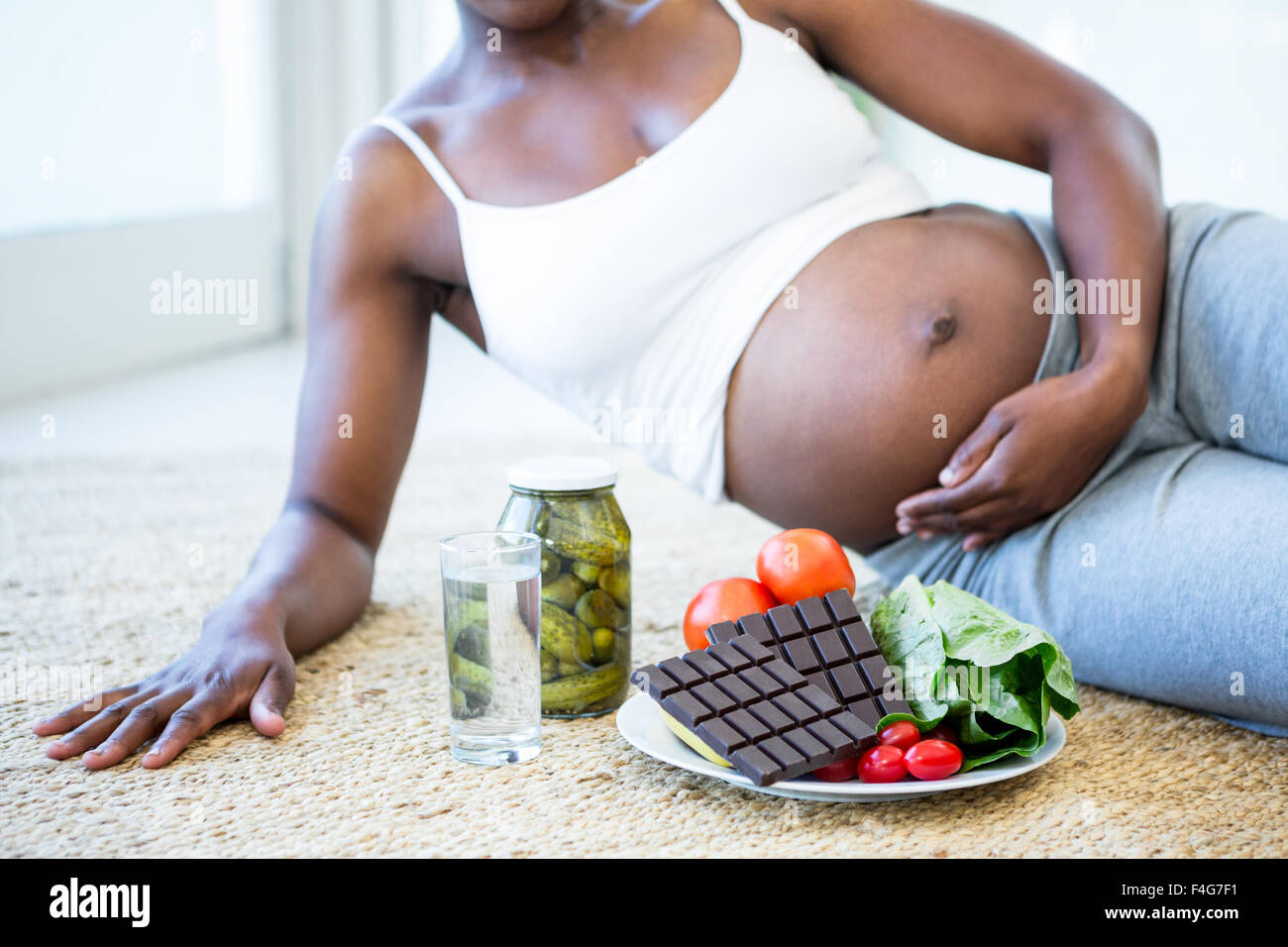 Frau im liegen einige Snacks zu genießen Stockfoto