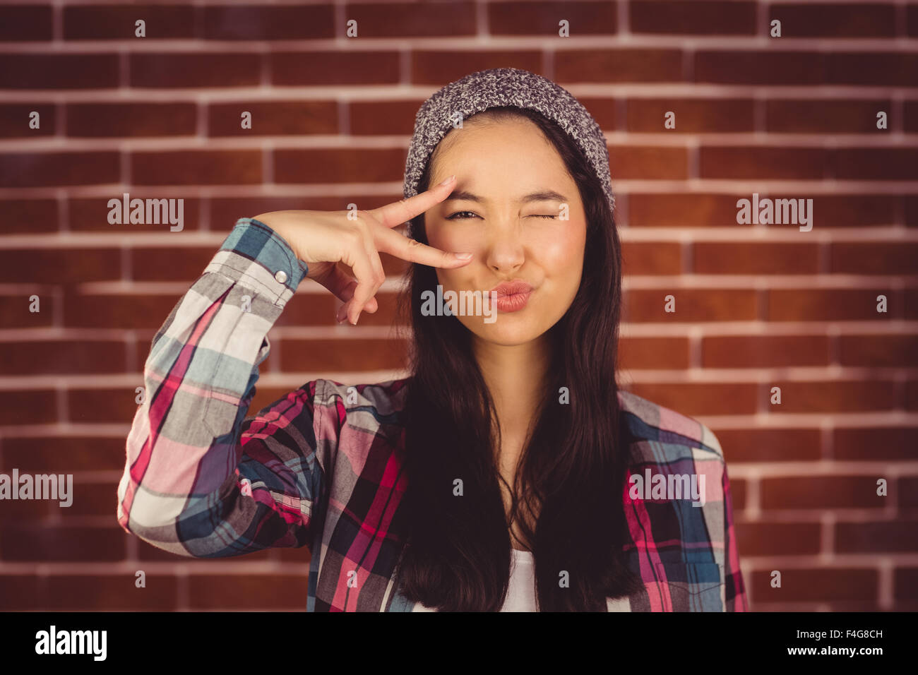 Attraktive Hipster posiert auf der Kamera Stockfoto