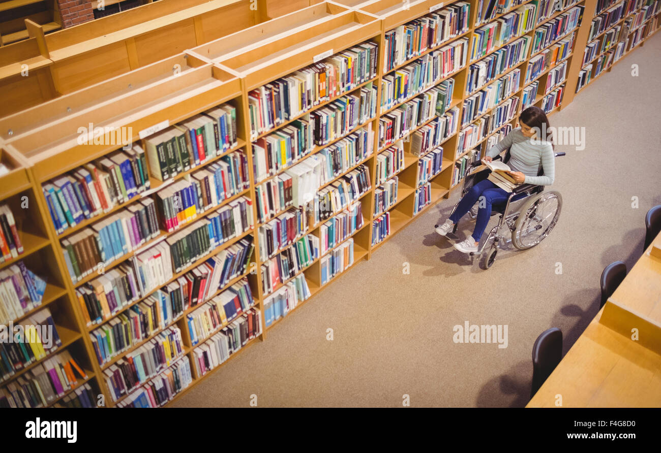 Behinderten Schüler Buch sitzen im Rollstuhl Stockfoto