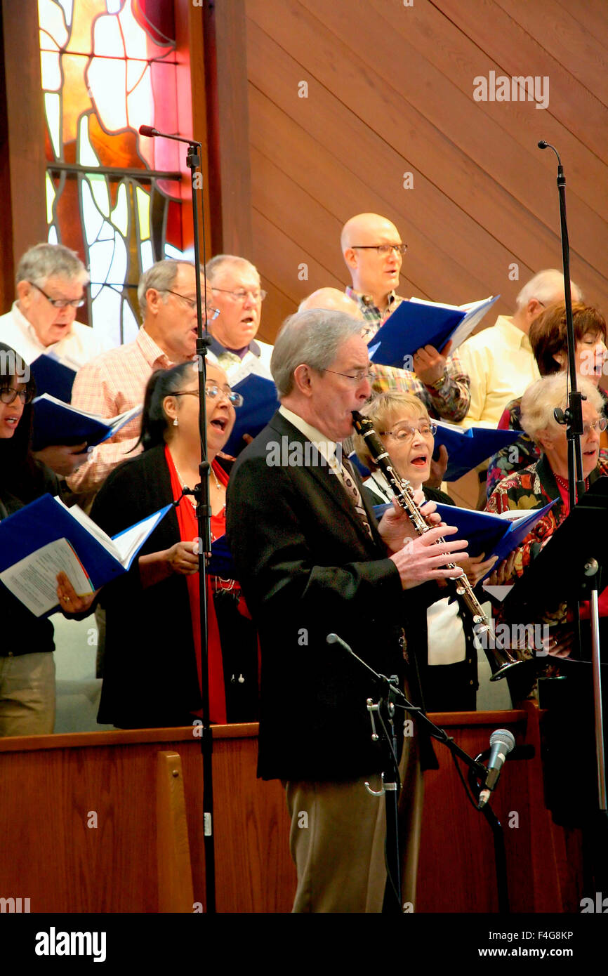Kirchenchor und Flötist verbessern Gottesdienst in einer Kirche in Nordkalifornien. (MR) Stockfoto