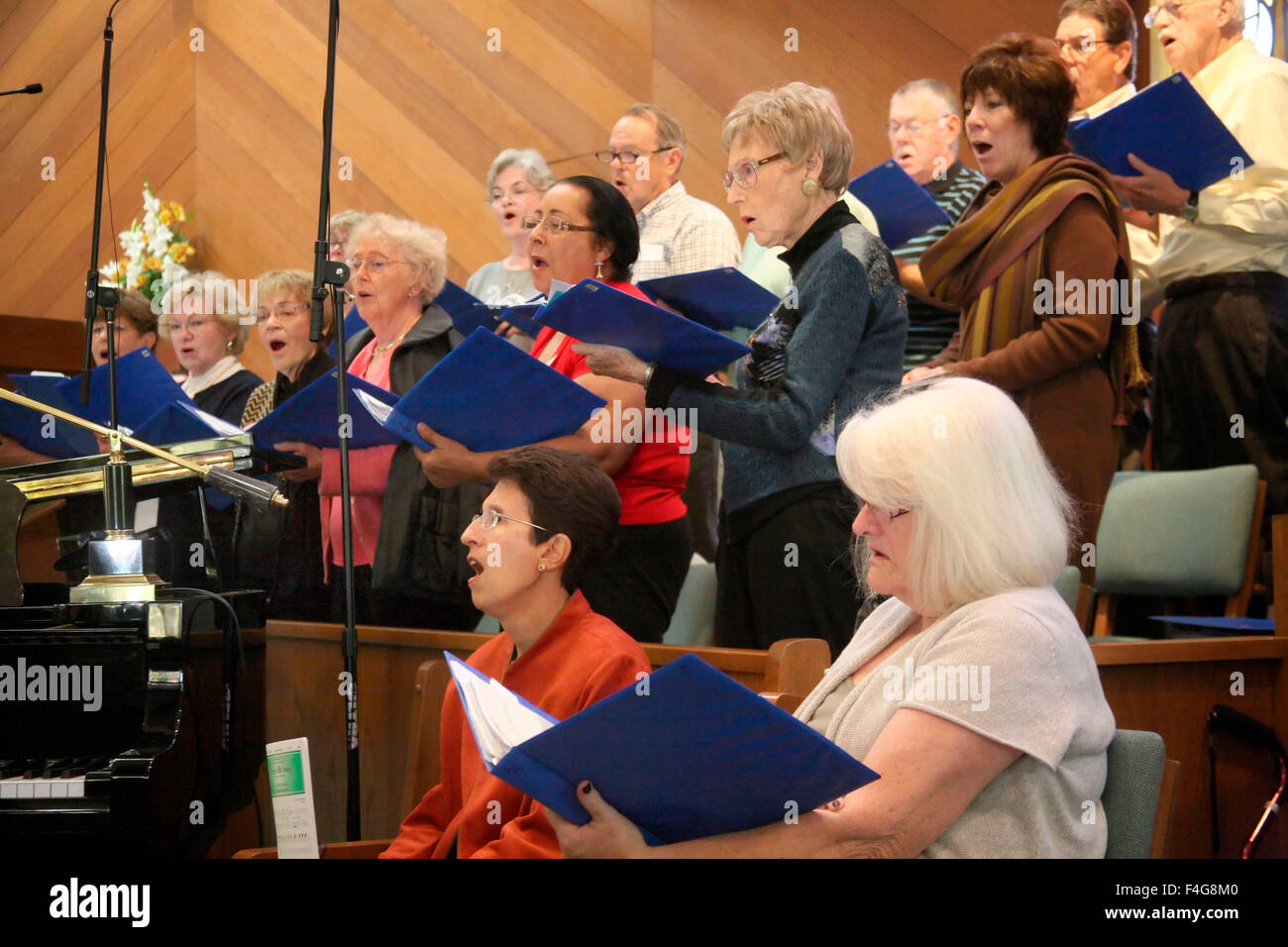 Kirchenchor sitzend und stehend ausführen in einer Kirche in Nordkalifornien. (MR) Stockfoto