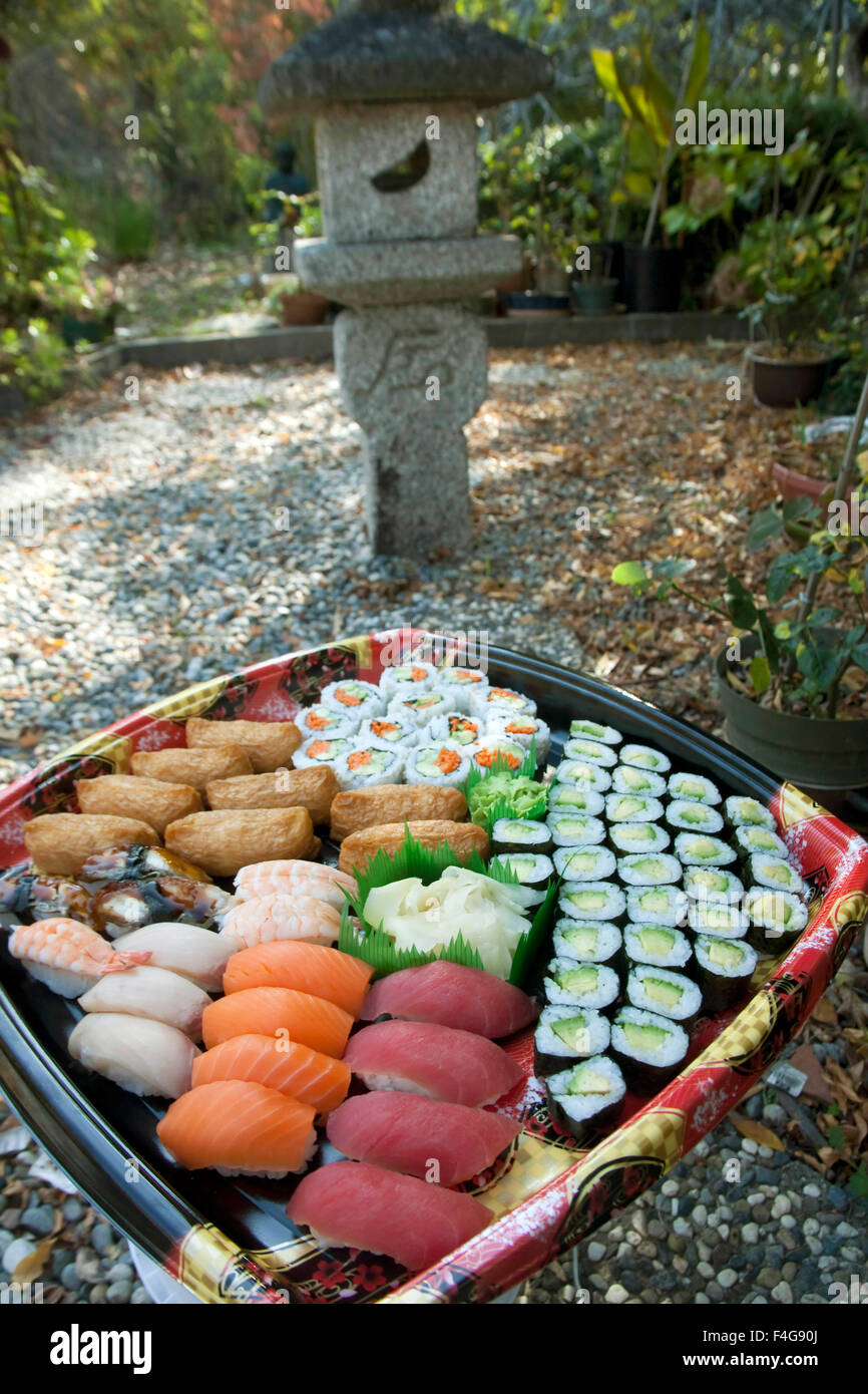 Sortiment der japanischen Sushi-Favoriten in den orientalischen Steingarten einer Nordkalifornien-Familie. (Großformatige Größen erhältlich) Stockfoto