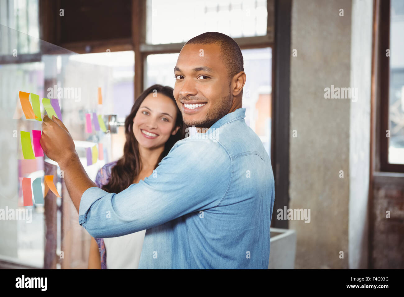 Lächelnde kreativ-Team im Büro Stockfoto