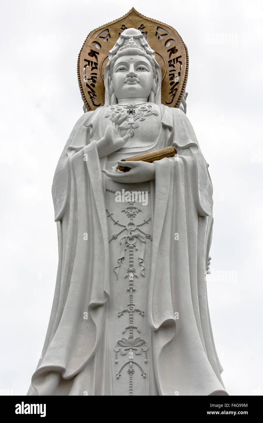 Göttin der Barmherzigkeit Statue am Meer in Nanshan Tempel, hainan Stockfoto