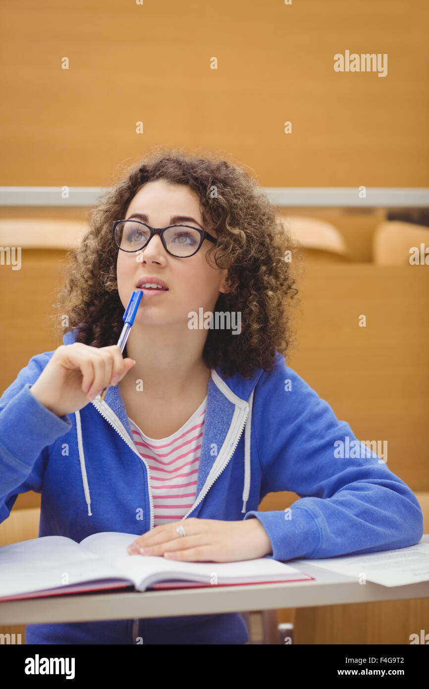Fokussierte Student Notizen in Vortrag Stockfoto