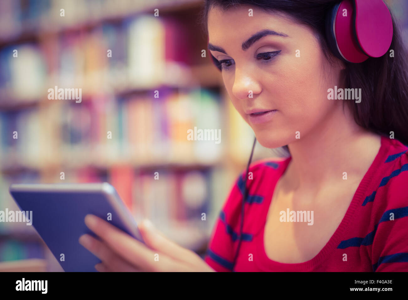 Schöne Frau Holding Tablet beim Musik hören Stockfoto