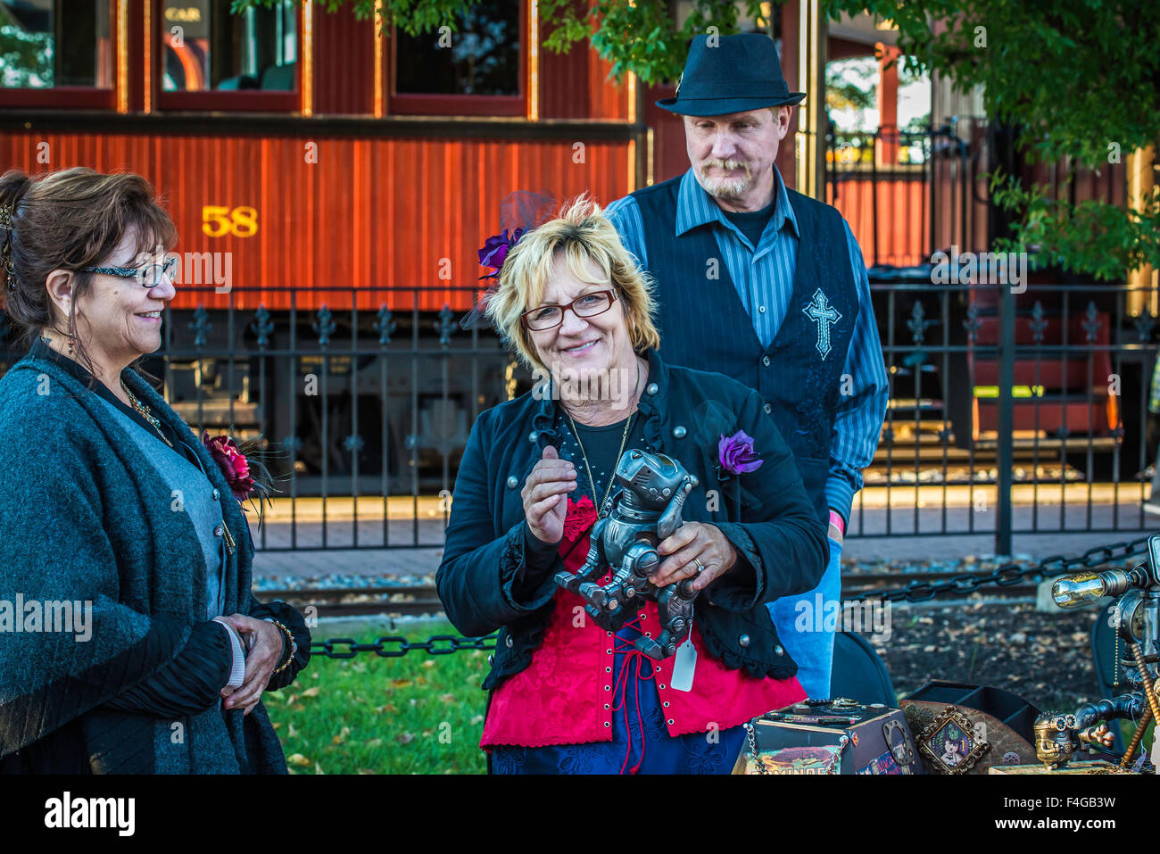 Lancaster, Pennsylvania, USA. 16. Oktober 2015. Steampunk ist ein Subgenre des Science-Fiction, in der Regel in einem anachronistischen viktorianischen oder quasi-viktorianischen wechselnde Geschichte Einstellung gesetzt. Es könnte unter dem Motto beschrieben werden "Was die Vergangenheit aussehen würde, wenn die Zukunft früher geschehen war." Freuen Sie sich auf Fiktion mit Science Fiction, Fantasy und Horror-Themen. Bildnachweis: CREATIVE COLLECTION TOLBERT Foto/Alamy Live-Nachrichten Stockfoto