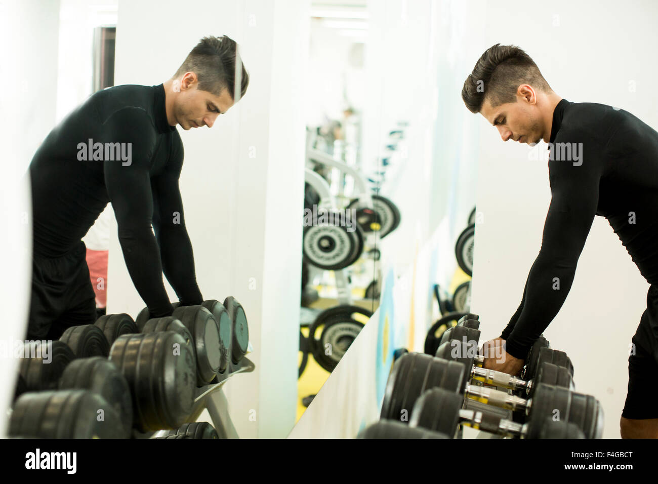 Junger Mann Training in der Turnhalle Stockfoto