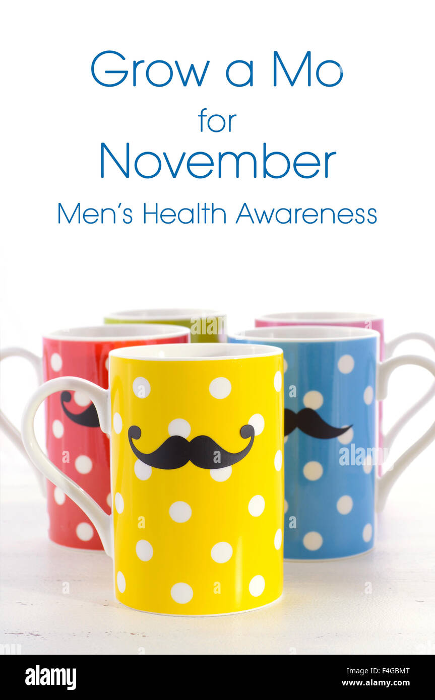 Bunte Polka Dot Kaffee Tassen mit Schnurrbärte für November Mens Gesundheitsbewusstsein mit Grow a Mo Beispieltext. Stockfoto