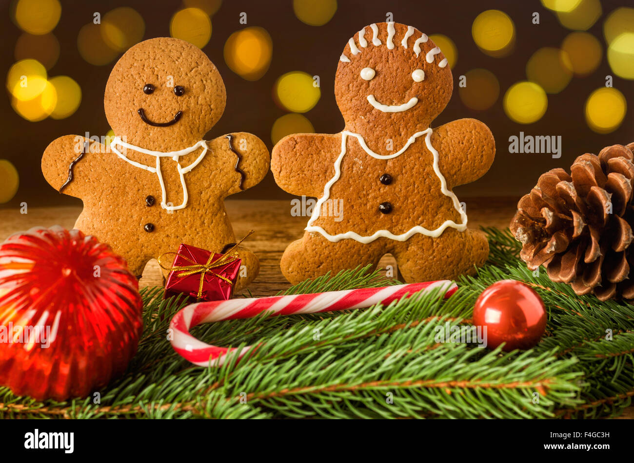 Ein paar Lebkuchen mit Weihnachtsschmuck Stockfoto