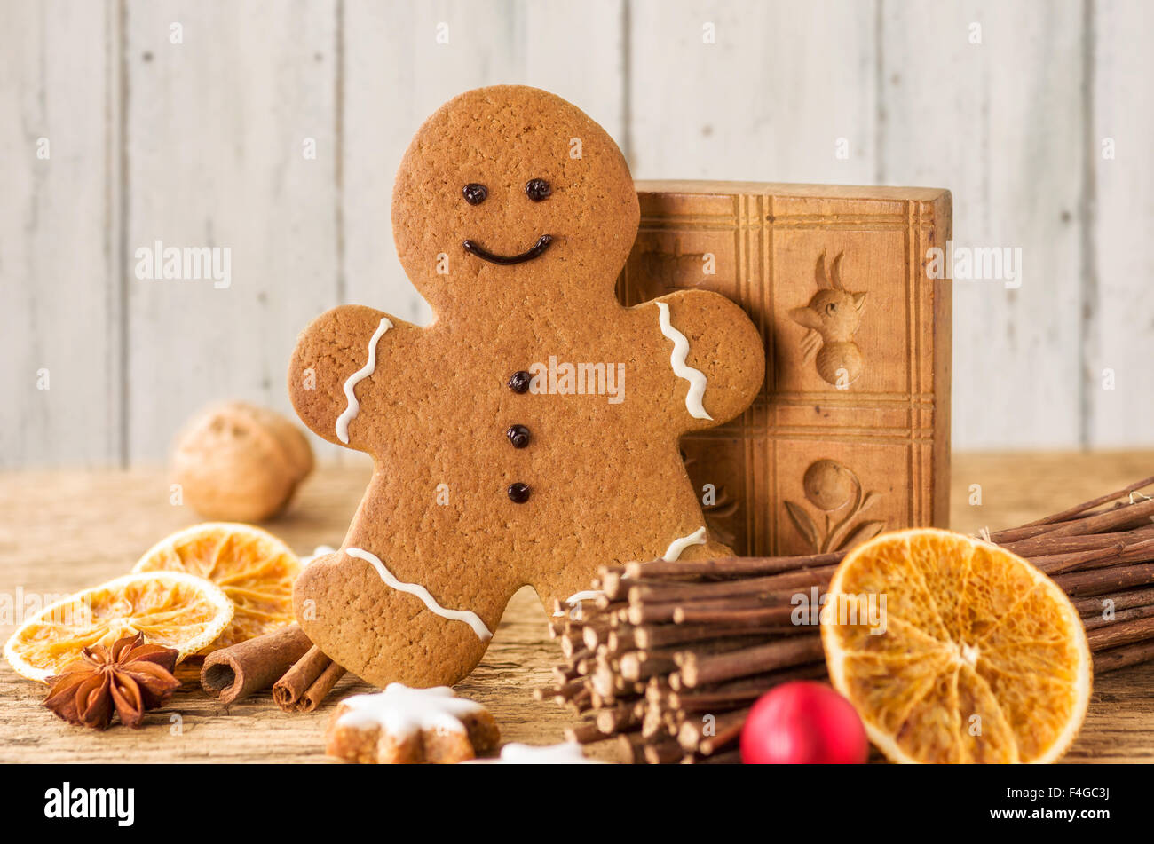 Lebkuchenmann mit Weihnachtsschmuck Stockfoto