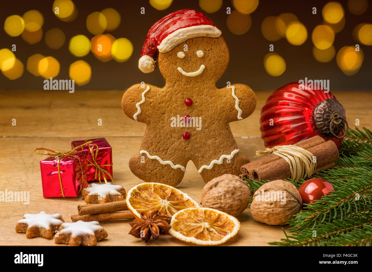 Ein Lebkuchen Weihnachtsmann mit Weihnachtsschmuck Stockfoto