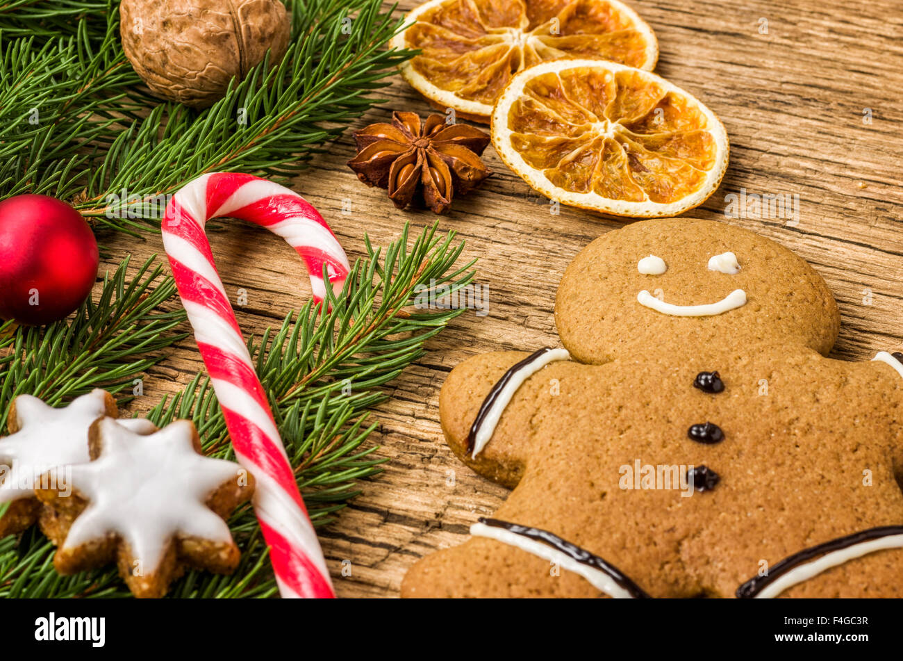 Ein Lebkuchenmann mit einem Candy Cane und Weihnachtsdekorationen Stockfoto